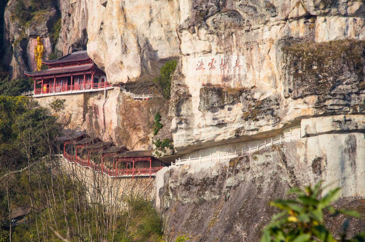 大慈岩悬空寺,位于浙江建德,是一个佛教文化和秀山丽水结合完美的旅游