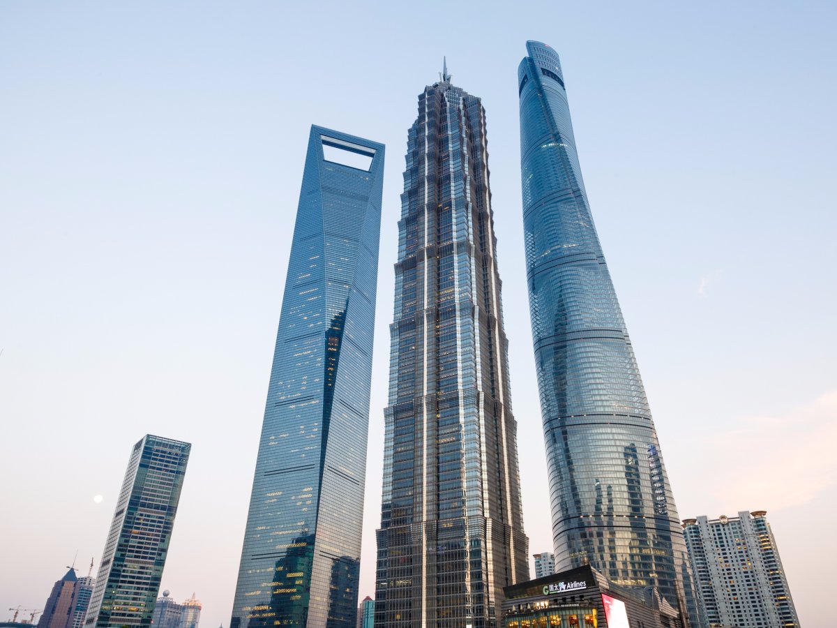 9/10 图为上海知名建筑海塔,127层的玻璃柱扭向天空,不得不说是一个