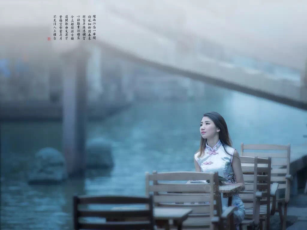连绵的细雨,韵开了江南的烟花漫天,看长亭烟柳,断桥红伞;跌落的如珠