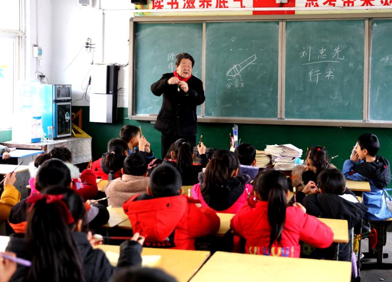 随州老年书法家刘忠先老师对学生启蒙书法讲课.