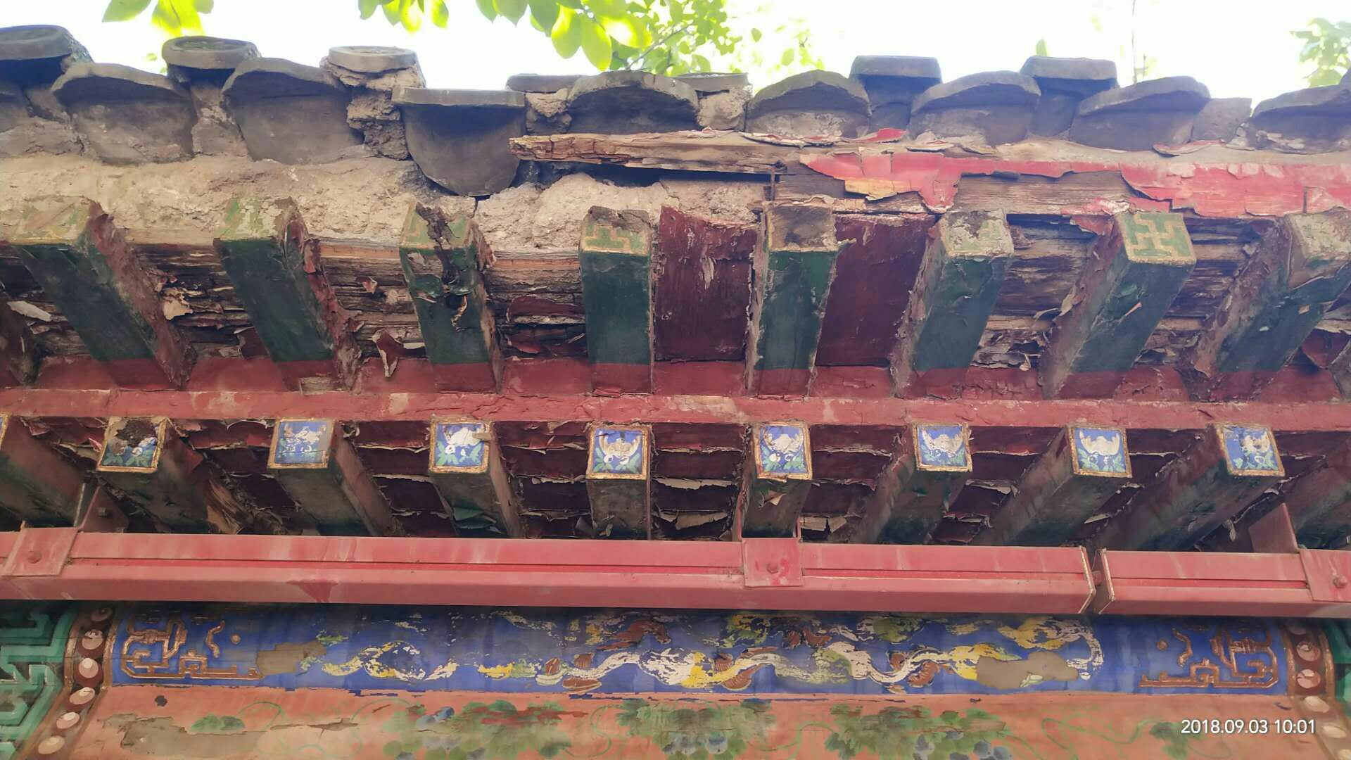 檩条头上的蝙蝠状彩绘