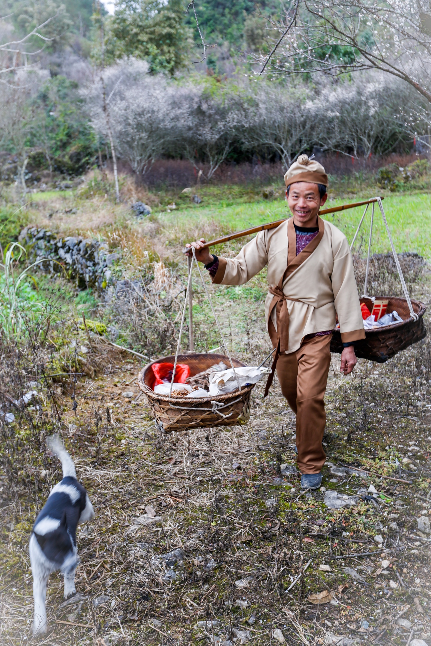 田边地头,小犬奔跑,伴随主人,挑担山货赶集卖.