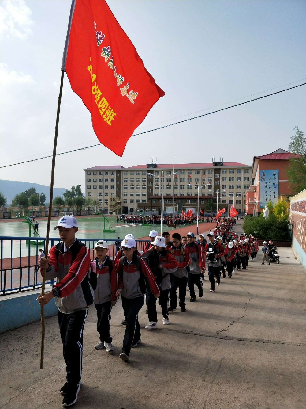 亲近自然,励志青春.一一围场镇中学七年级四班