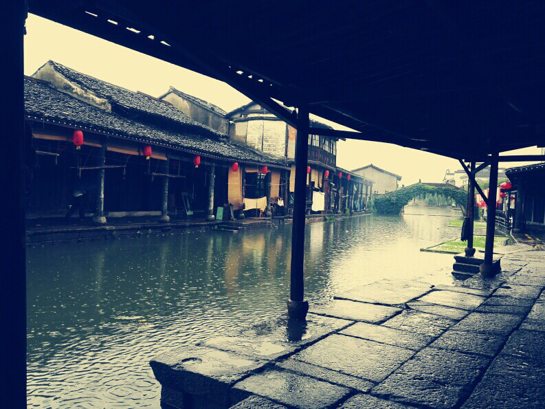 老屋,小河,青石板小路,在这一季的绵绵细雨中,显得那么温馨,那么怀旧.