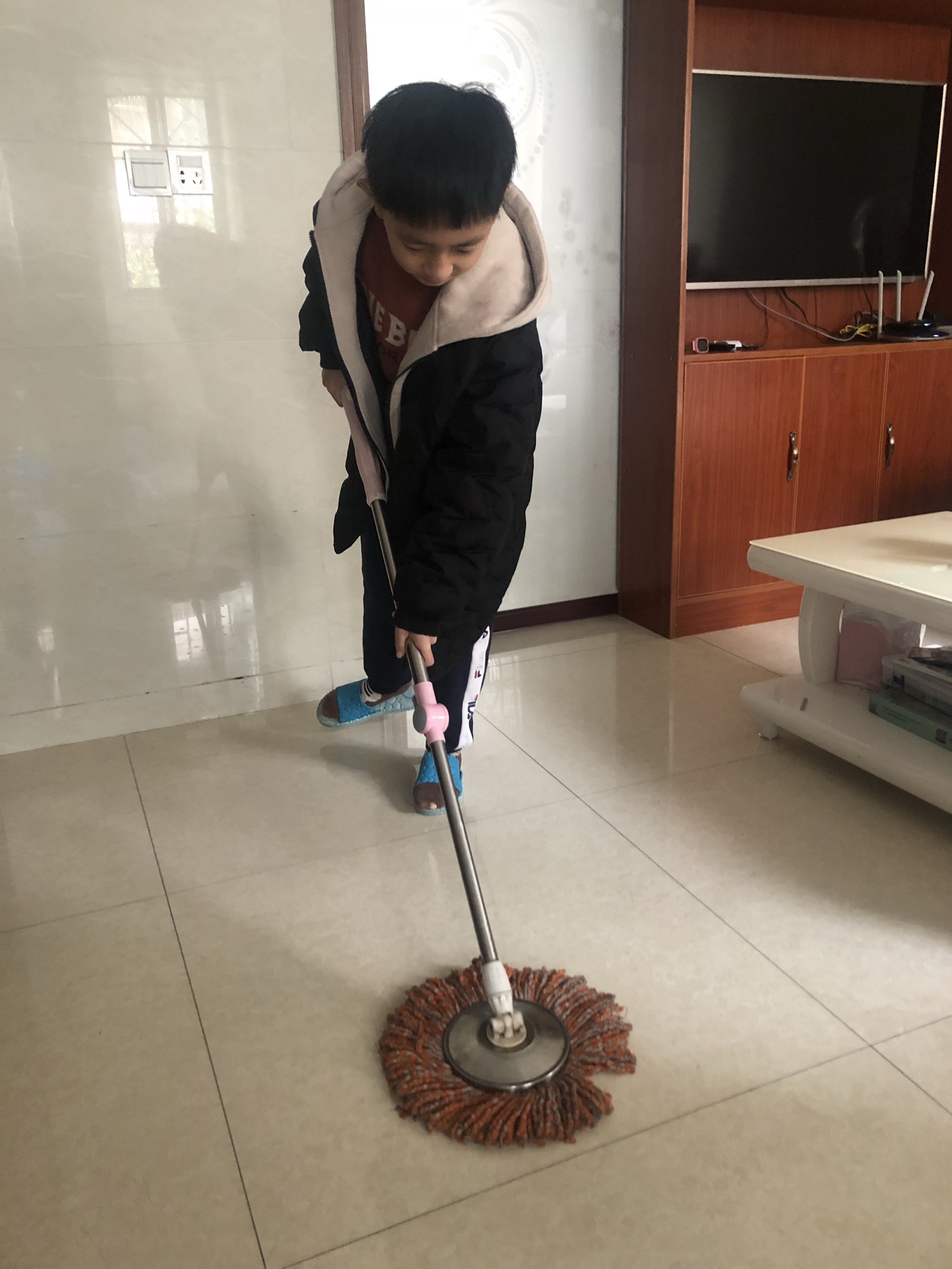我在家里扫地拖地.