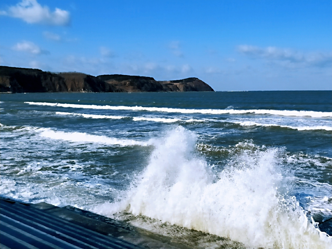 三天里 那片神奇的大海 借着海风 海水鼓起层层巨浪汹涌澎湃 呼啸着