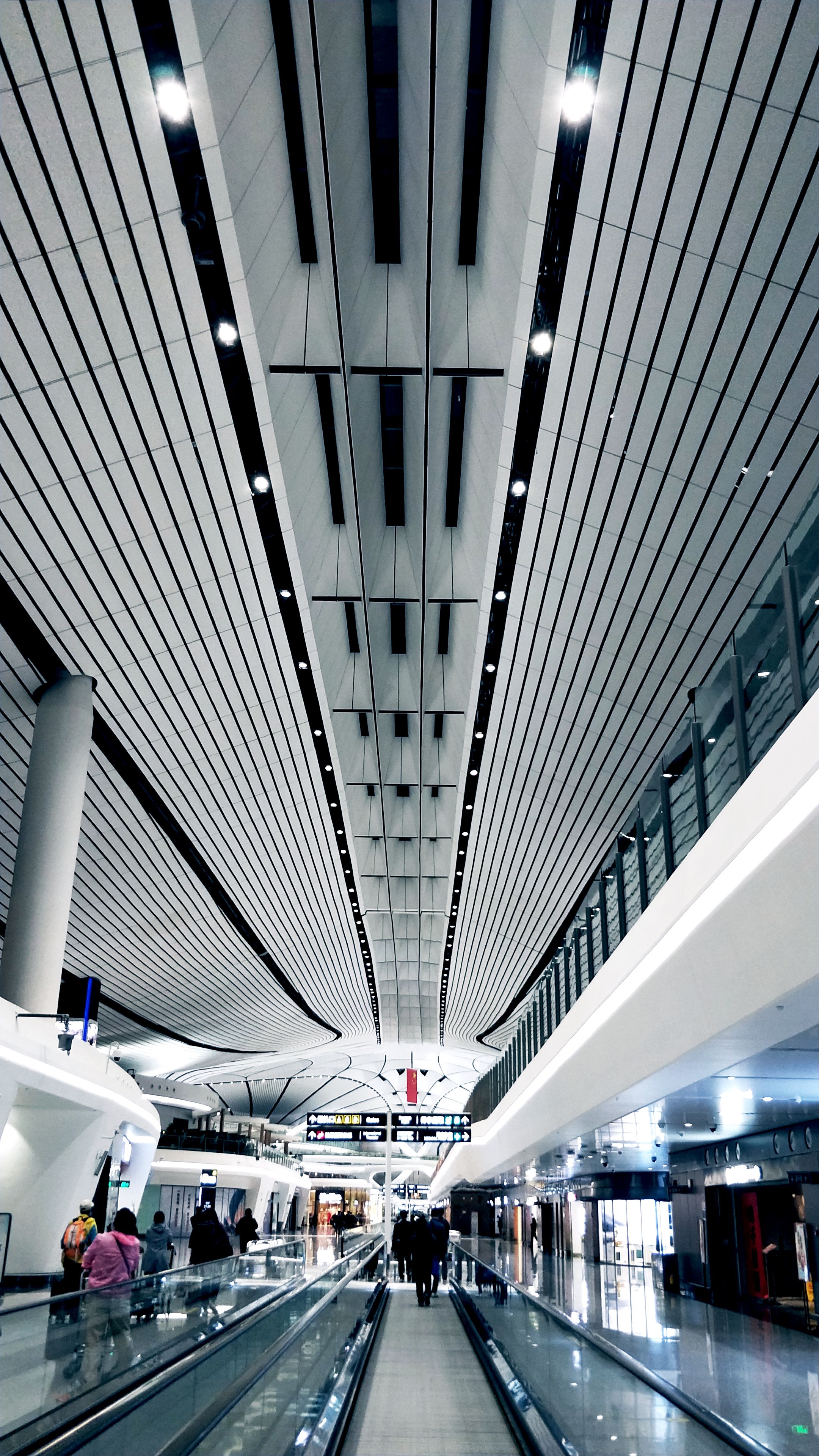 但机场候机大厅内的建筑也非常壮美,处处体现了建筑线条美学的设计