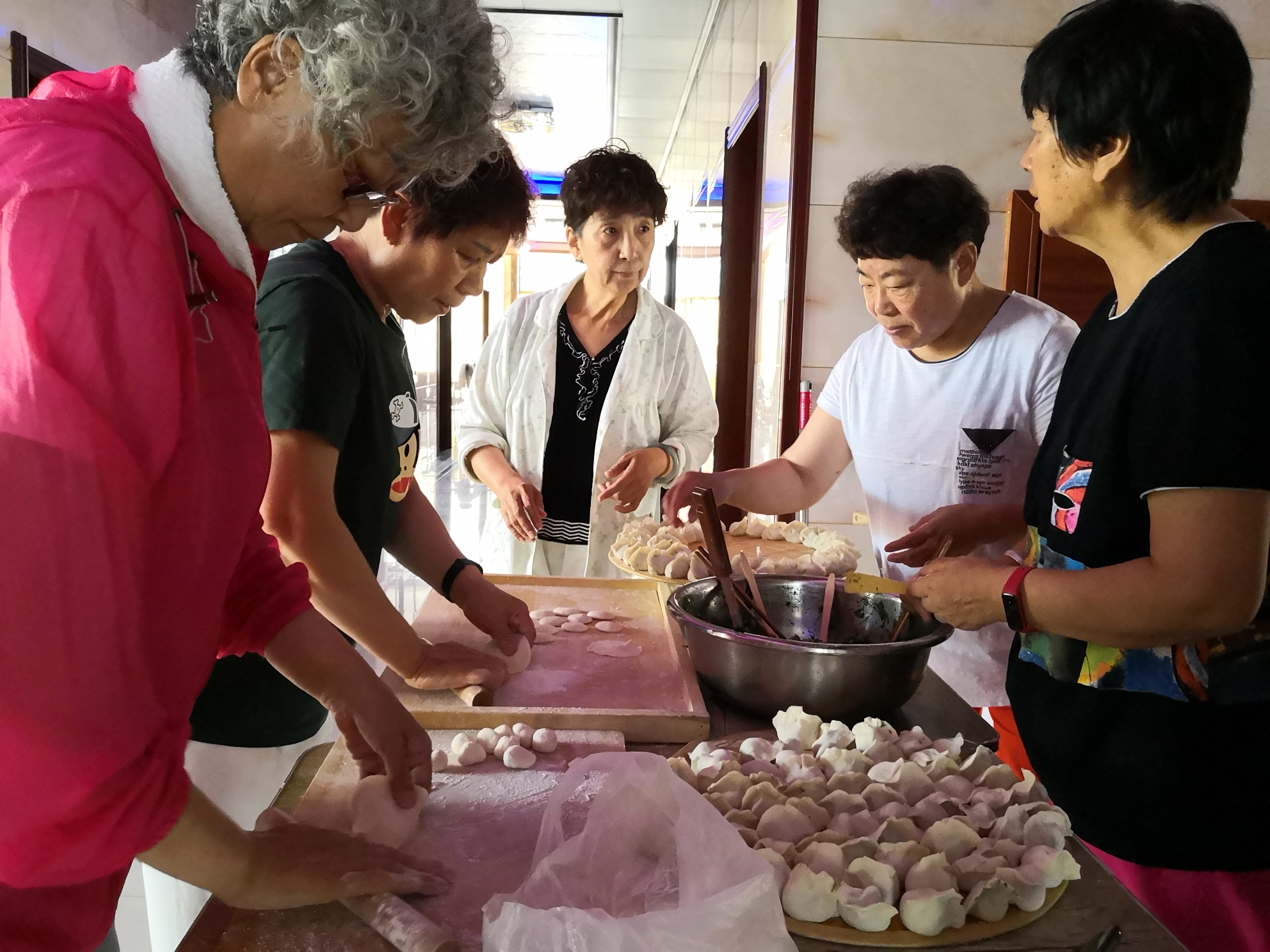 一家人包饺子,其乐融融.