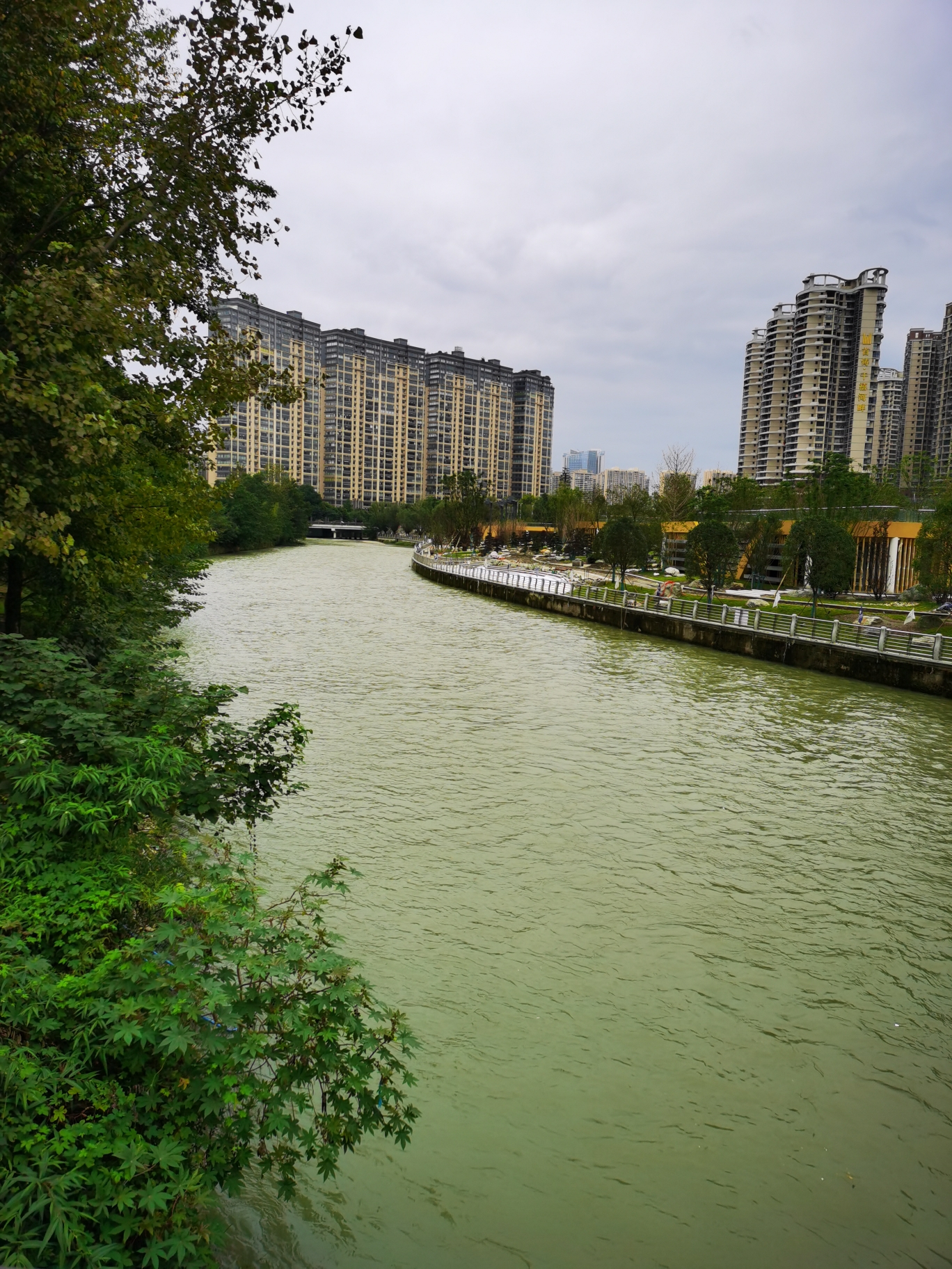 江安河两岸都建成了花园.