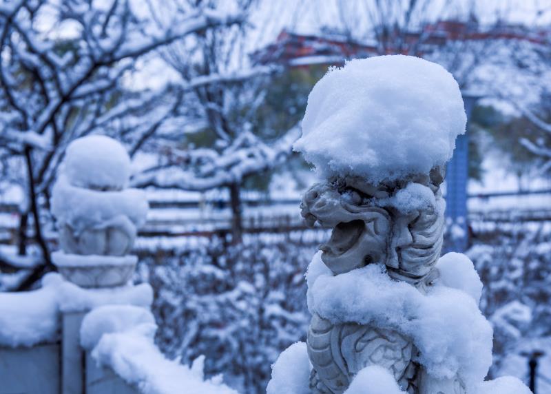 风卷寒云暮雪晴,江烟洗尽柳条轻.檐前数片无人归,又得书窗一夜明.