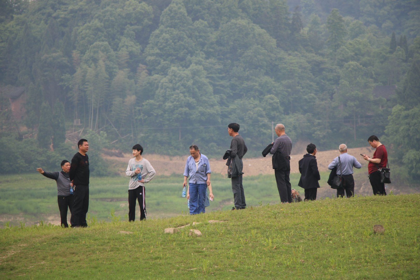 新化县白溪镇萸江诗社人员青荆村采风