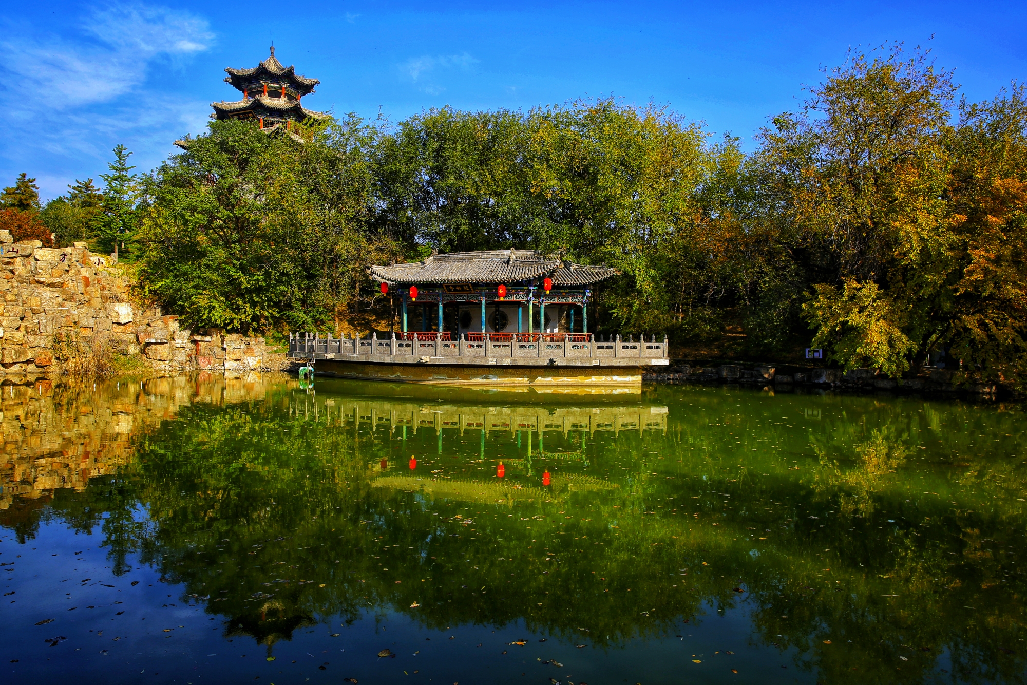 秋高气爽,景色宜人.走进运城市万荣县李家大院.