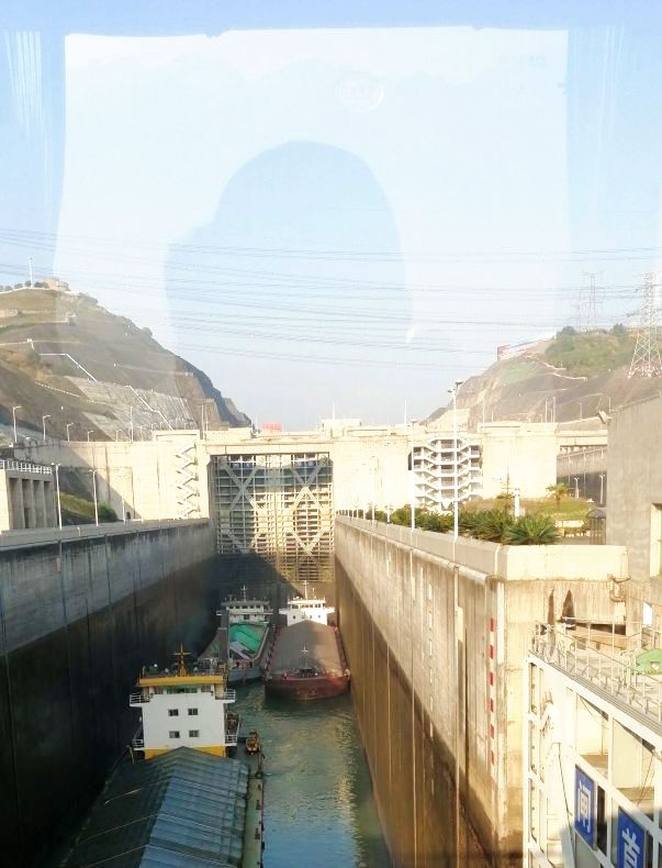 等待通过三峡大坝船闸的船只.