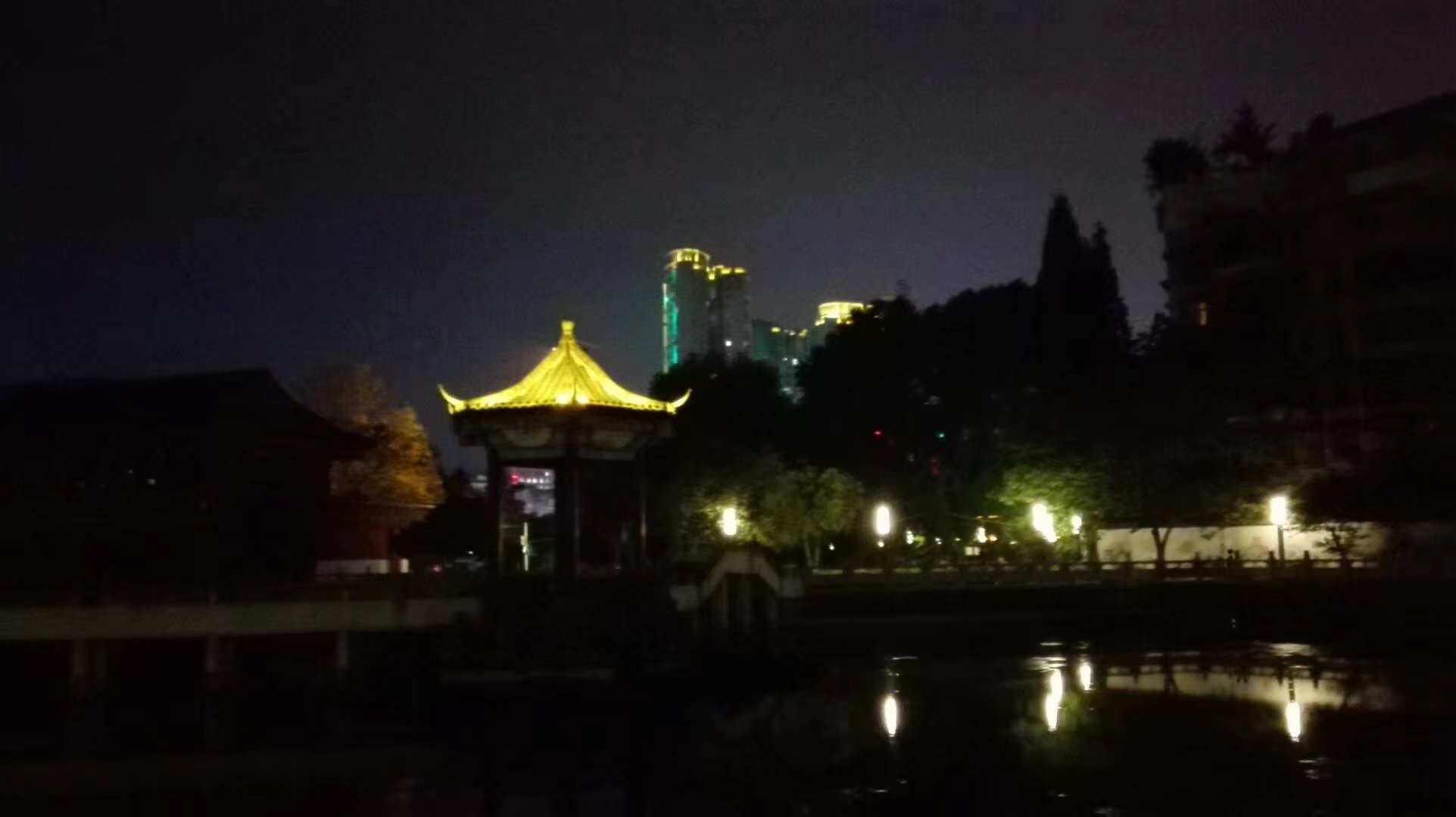 人民公园的夜景真美(图自拍编辑醉善)