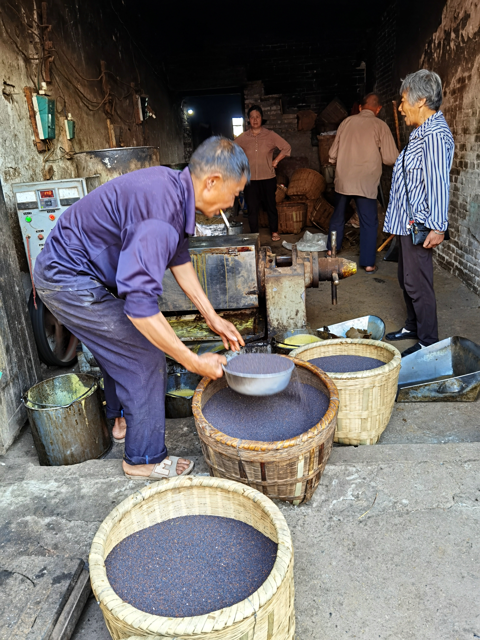 乡村农村路边一间榨油作坊,看到菜籽油生产的全过程,很幸运很兴奋.