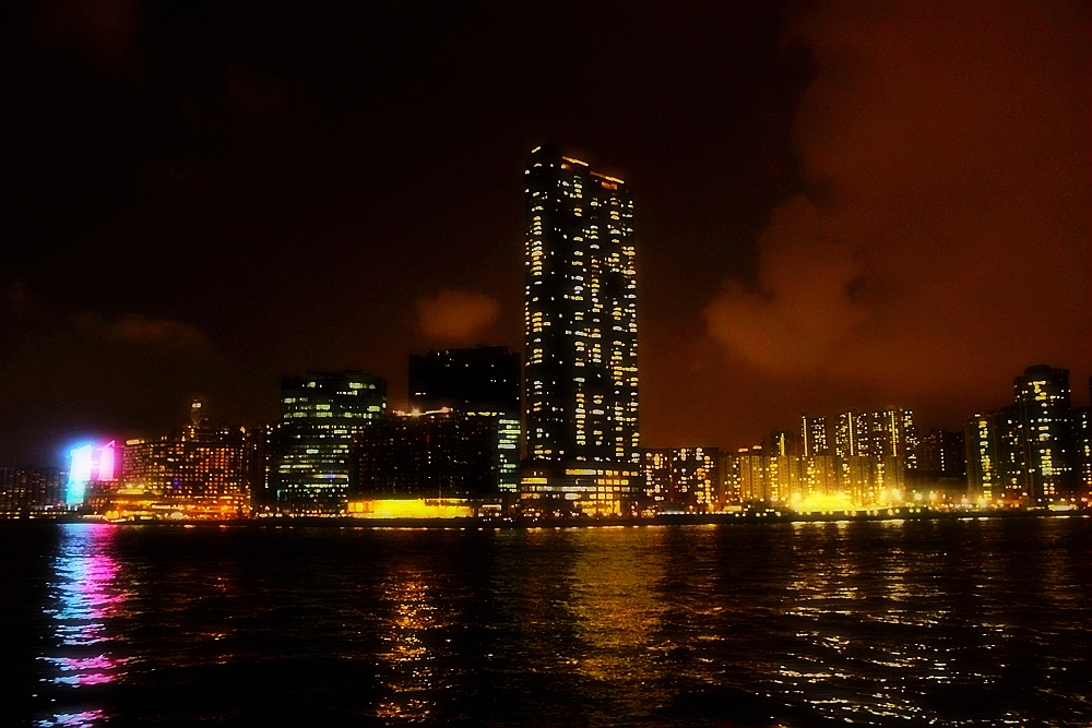 夜幕下的维多利亚港,两岸灿烂的灯火勾划出城市的轮廓,跳跃的霓虹灯