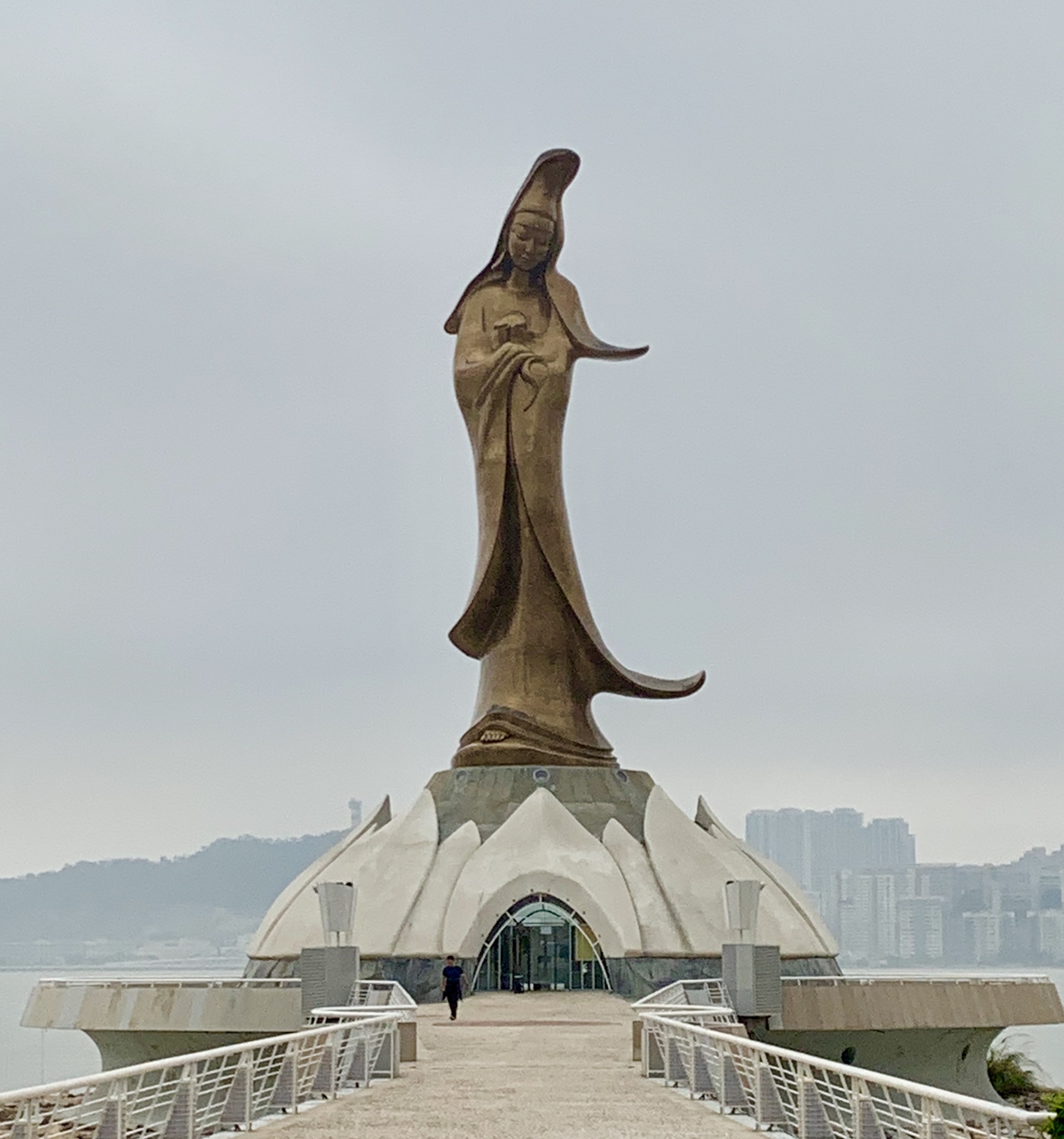 大三巴牌坊是澳门的标志性建筑物之一,同时也为"澳门八景之