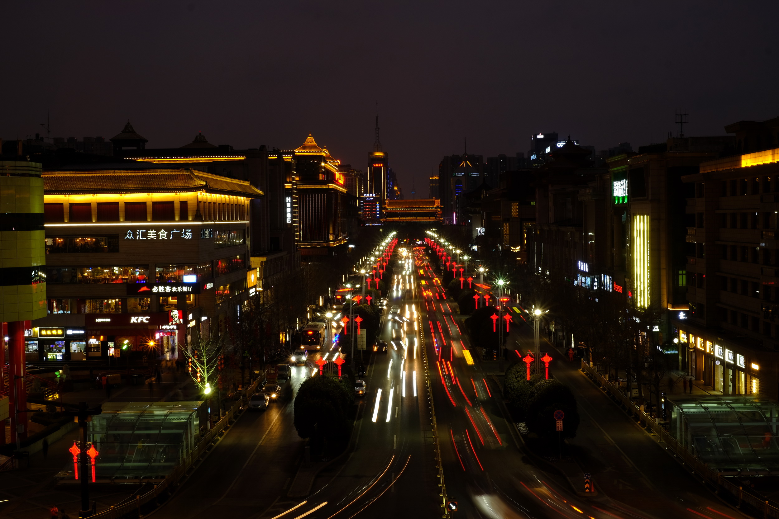 站在钟楼上俯瞰南大街夜景.