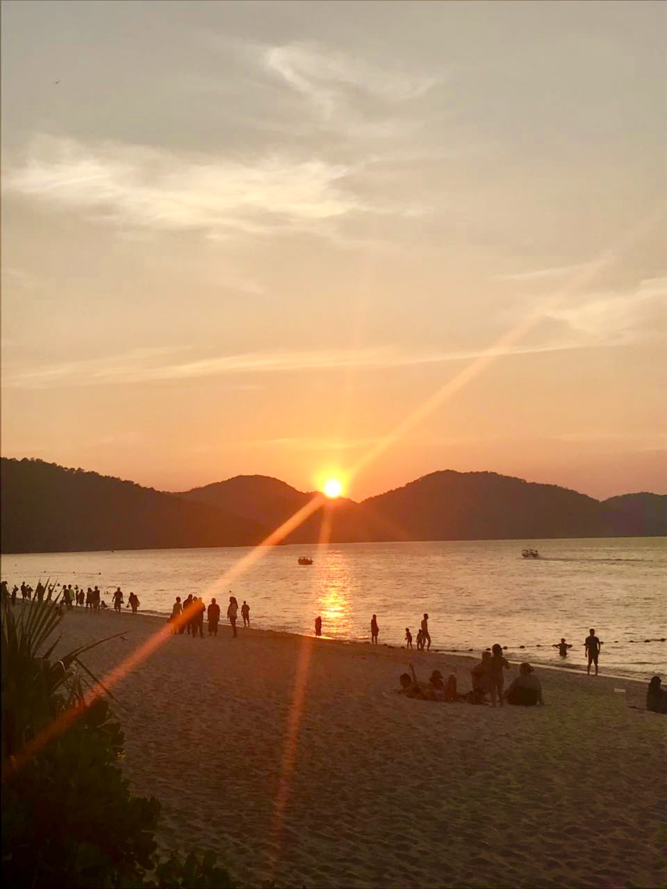 又见夕阳,夕阳总是无限好,夕阳西下总是最美最美的.