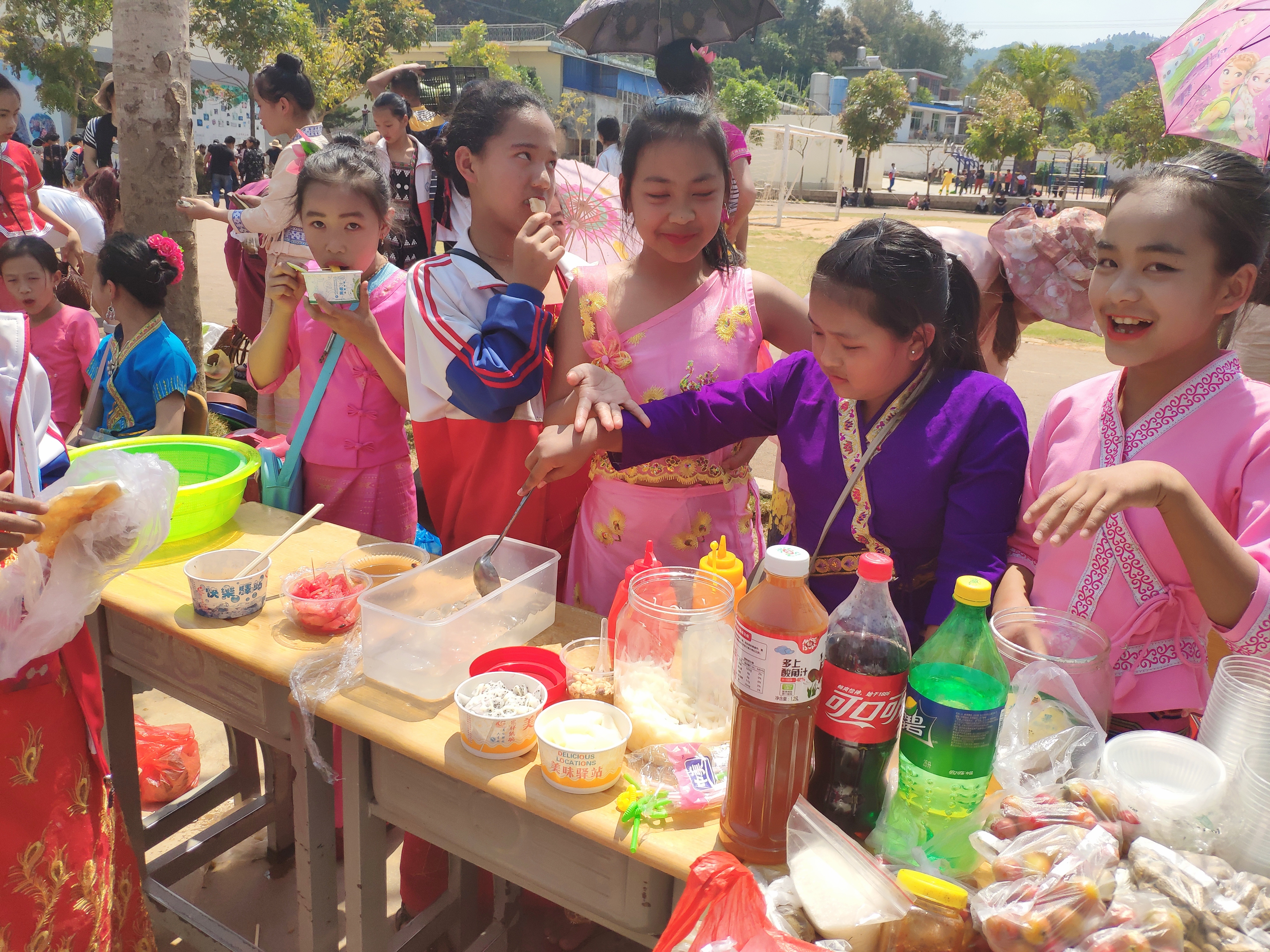 "泼起吉祥水,舞动七彩伞"勐海县民族小学庆祝傣历新年活动