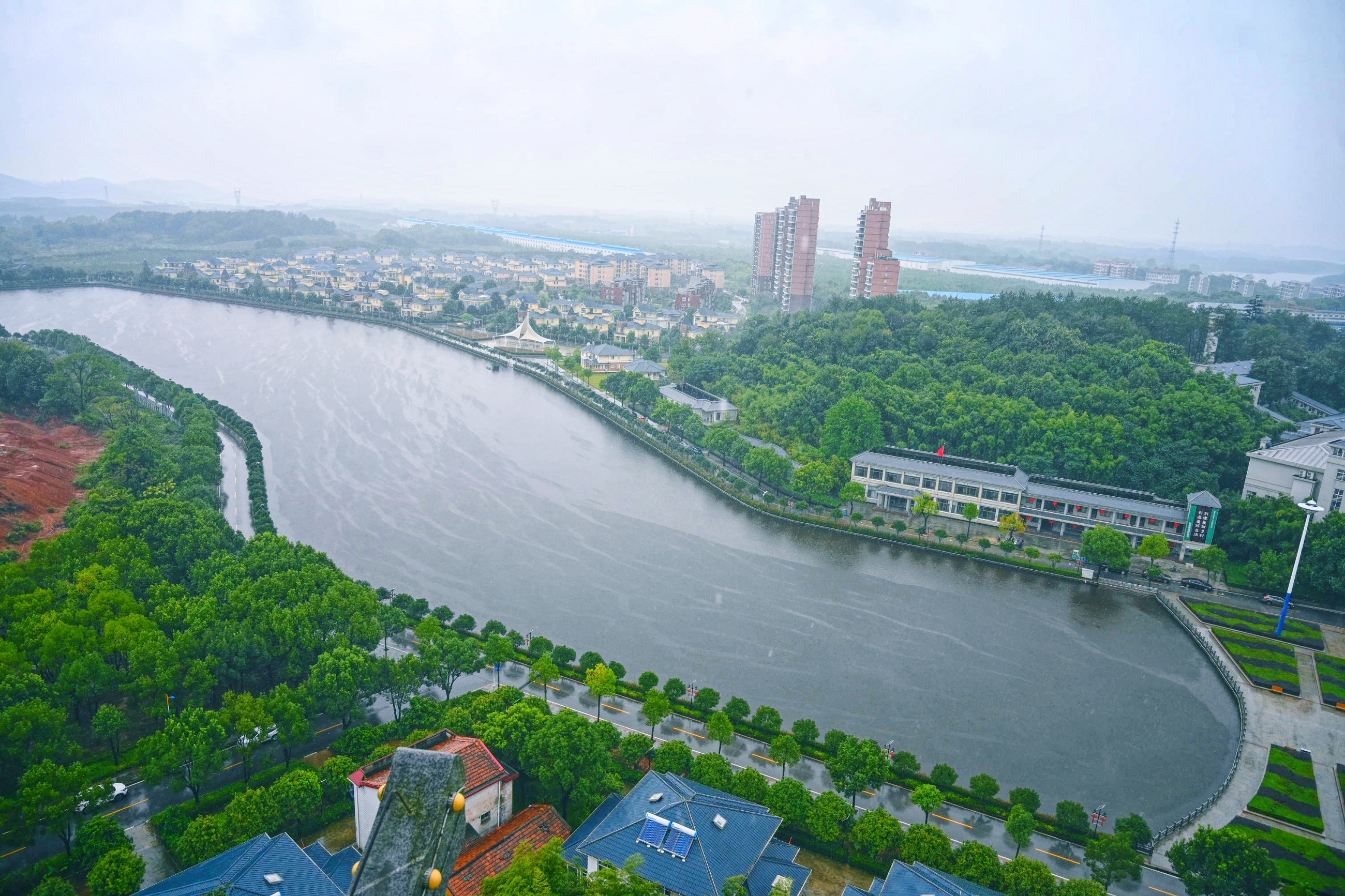 官桥八组,地处嘉鱼县南面,占地面积3.8平方公里,拥有12家企业.