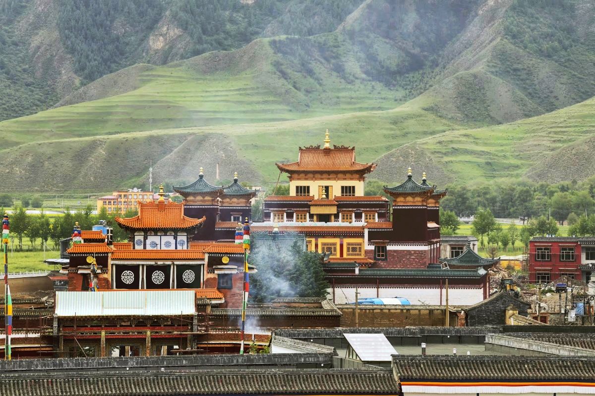 拉卜楞寺,位于中国甘肃省甘南藏族自治州夏河县大夏河岸边,是