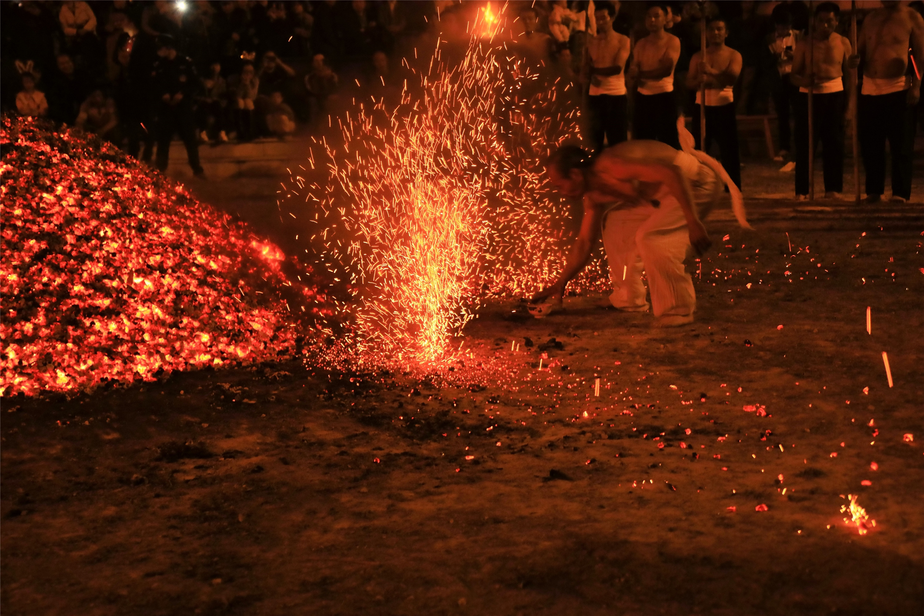 磐安炼火是一种古老的民俗活动,主要流传在浙江省金华市磐安县双峰