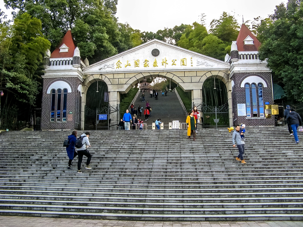 上海西佘山探看天主教堂,这里景色优美,夏季凉爽舒适.