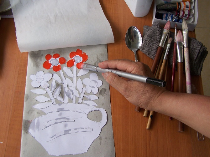 这节课我们继续学习纸版画 首先我们来了解一下制作步骤 老师以盆花