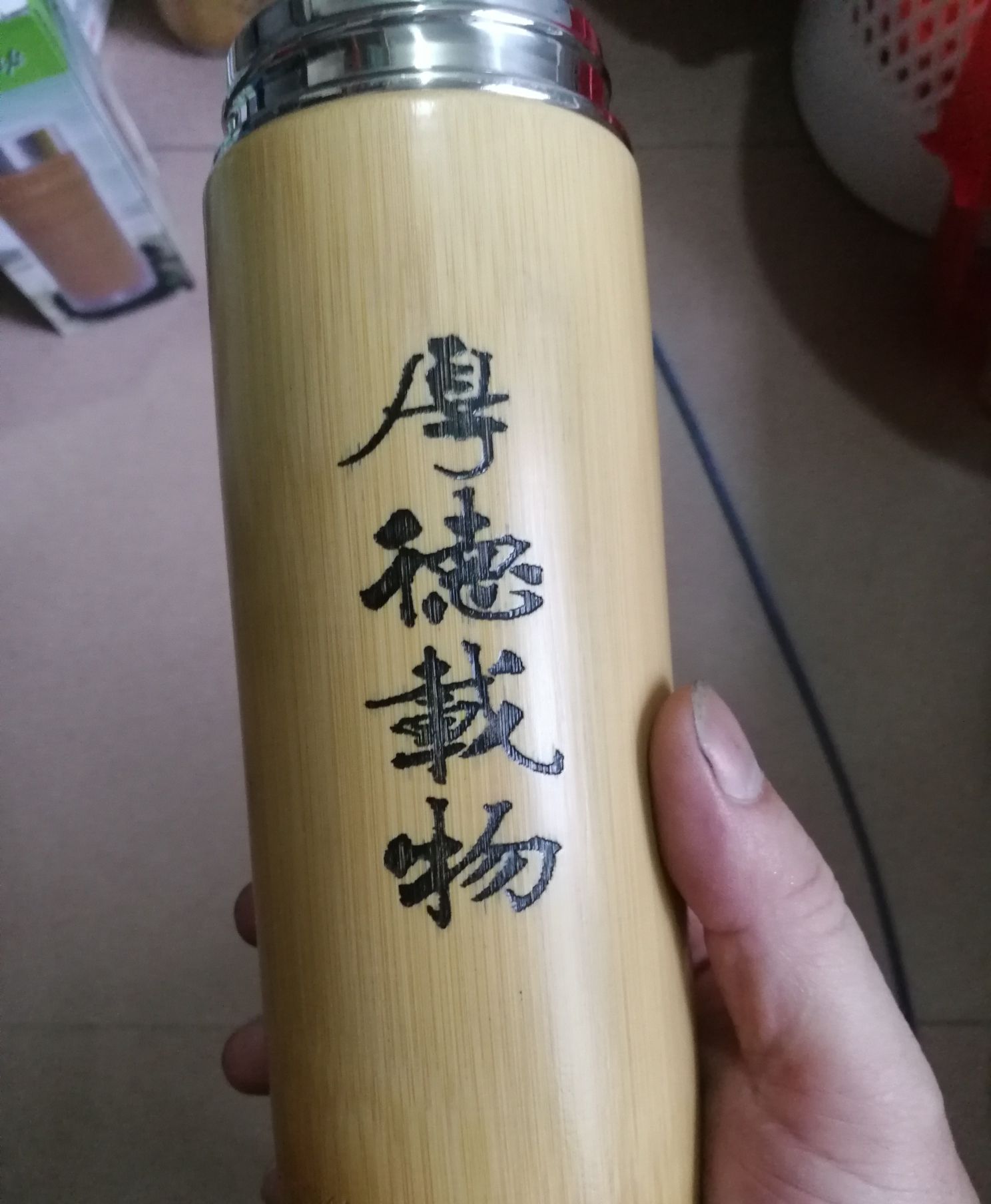 "谢广海"的名字题诗并刻上水杯,个性艺术并存.