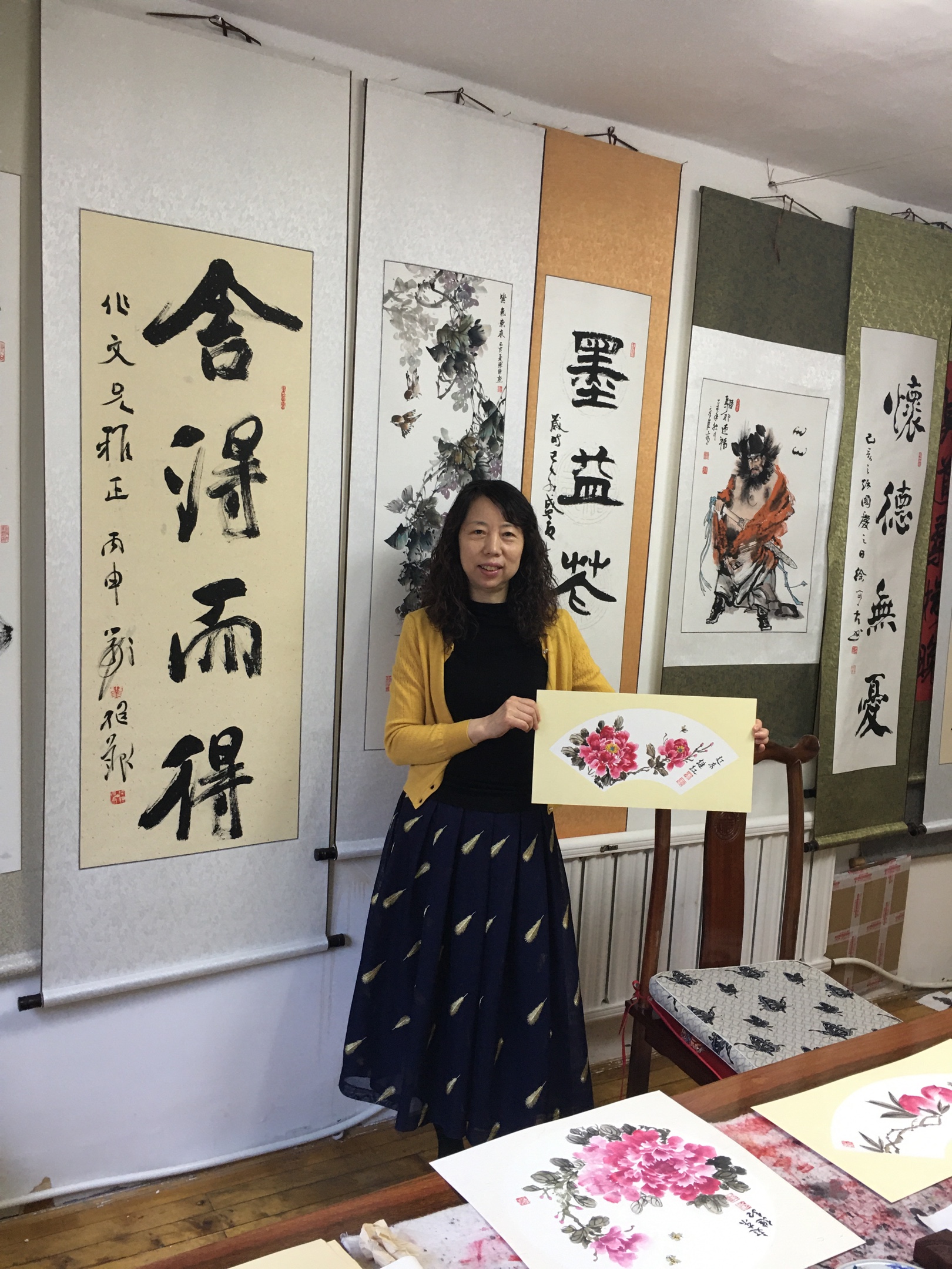 辽东著名花鸟画家张继红大师,应约来到马家军队医刘作文书画室,于千年