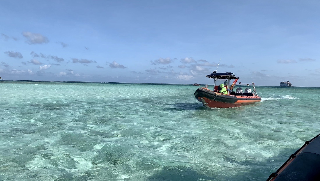 银屿四周有很大片的珊瑚礁,涨潮时是一片浅海,退潮时珊瑚礁都露出海面