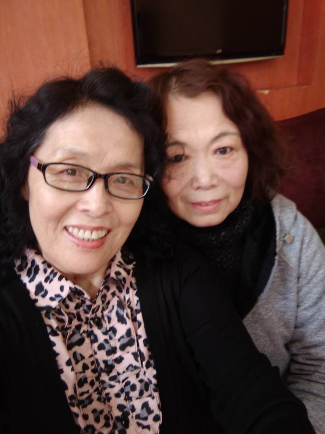 聚会的同学有: 本次聚会的发起者,组织者,操办者:穆景阳(群主),韩凤霞