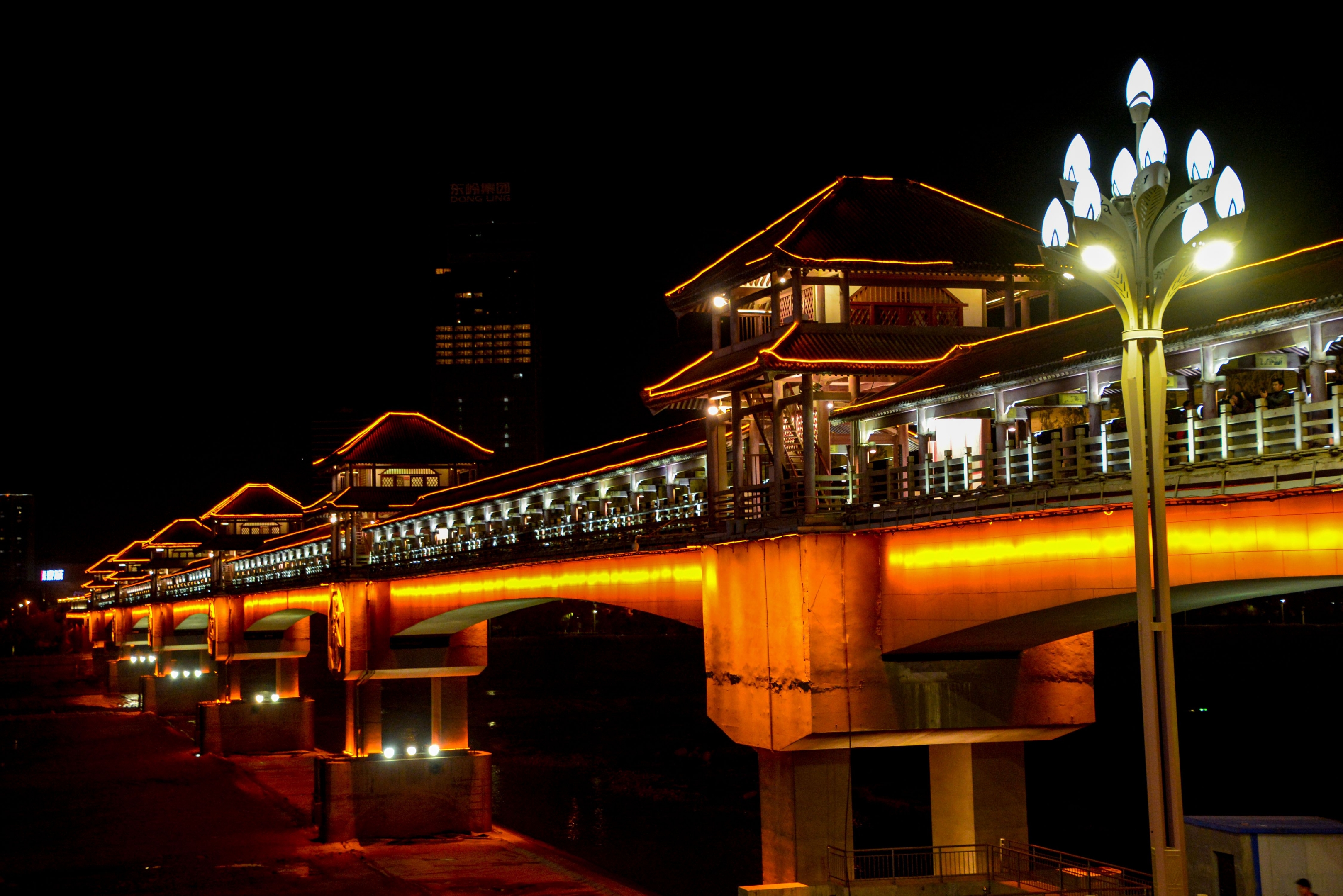 《廊桥夜景》摄影:大国 宝鸡