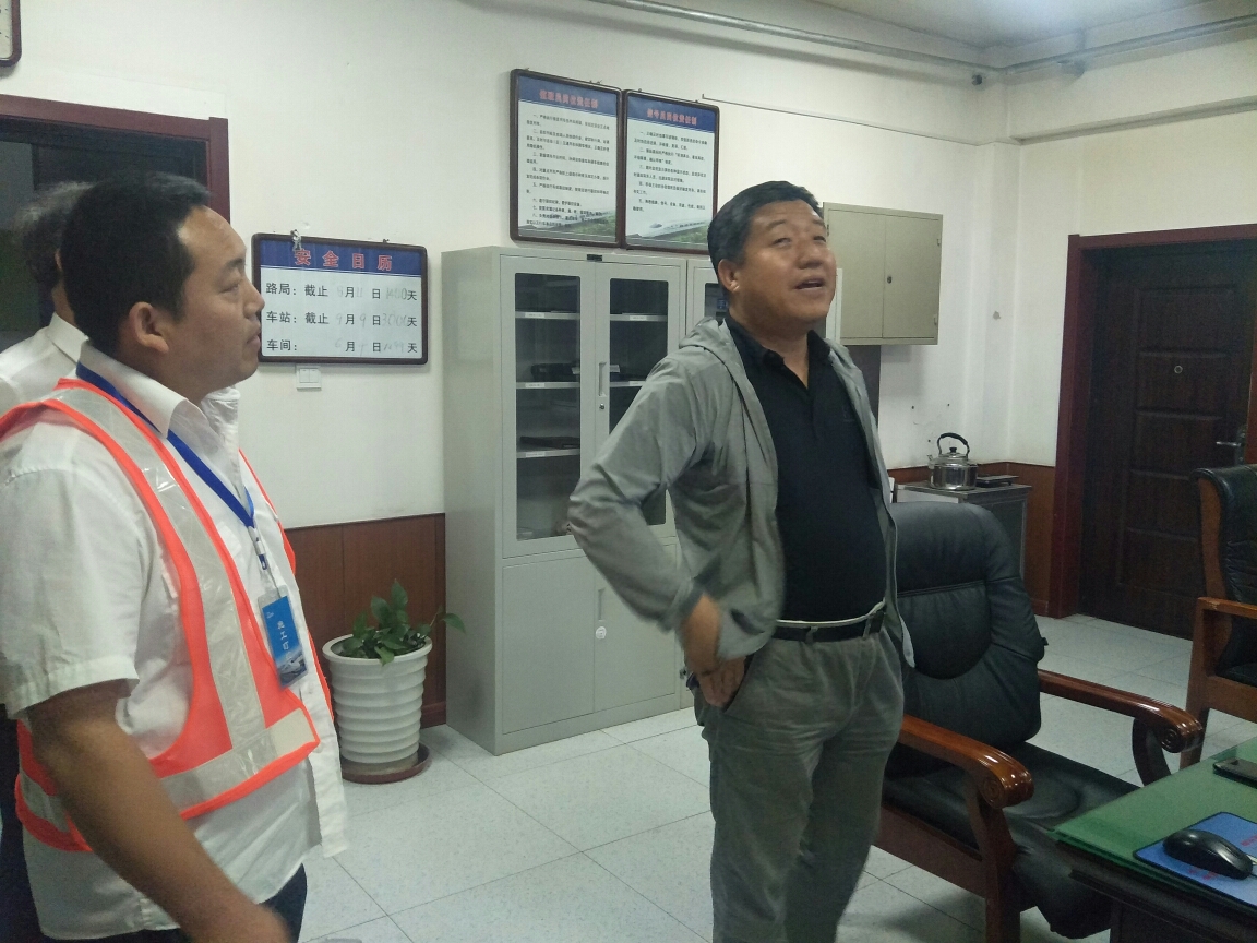 站长张岳黄亲赴施工现场慰问职工确保集中修顺利进行