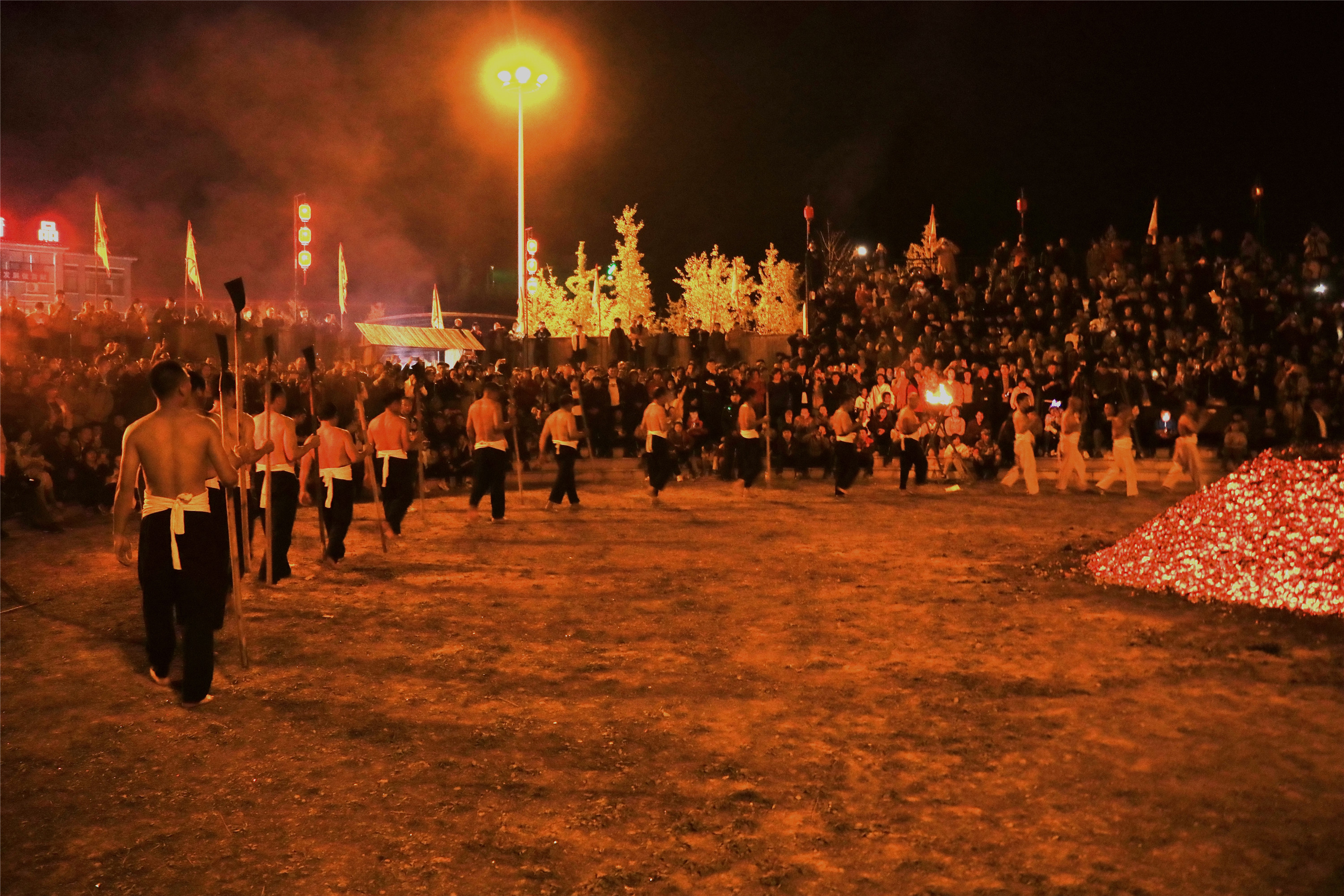 磐安炼火是一种古老的民俗活动,主要流传在浙江省金华市磐安县双峰