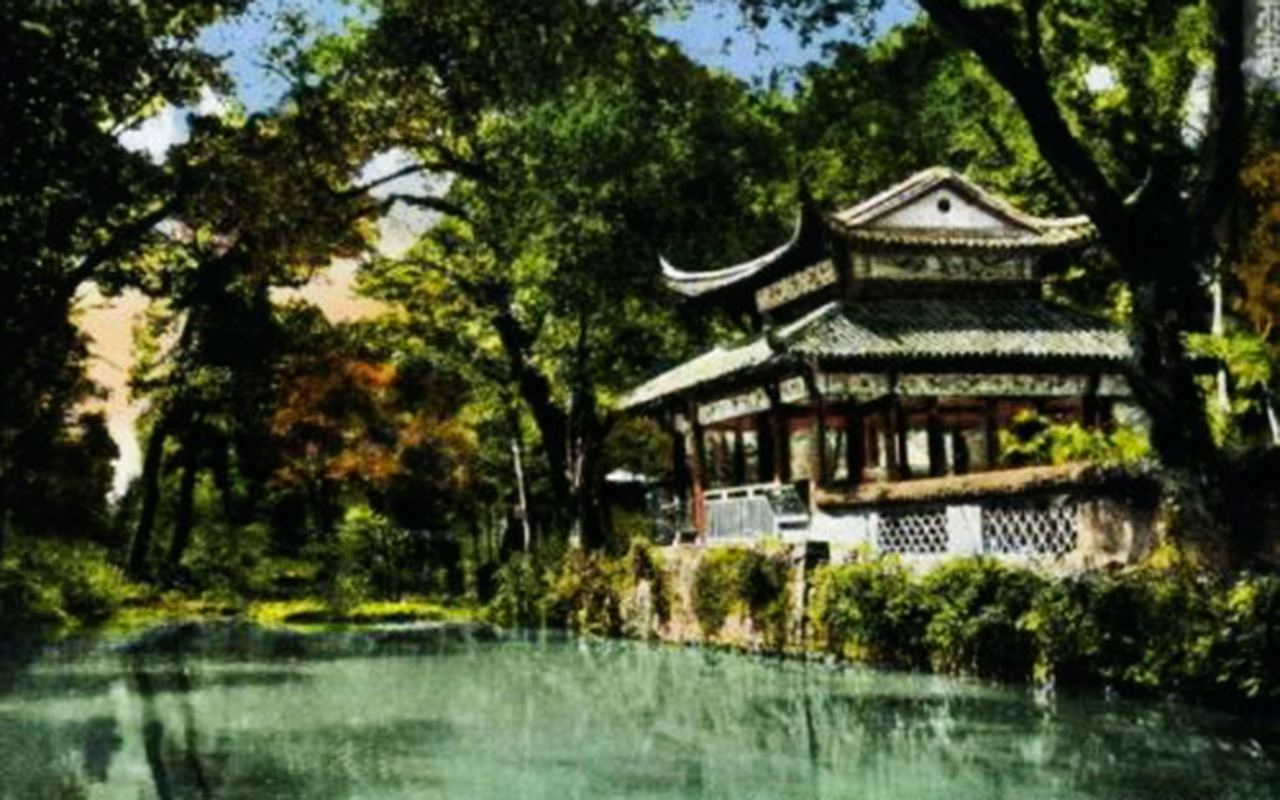 就郡言,灵隐寺为尤.由寺观,冷泉亭为甲.亭在山下,水中央,寺西南隅.