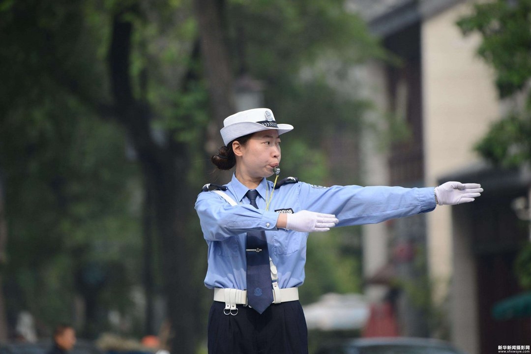 小朋友们,你们能看出警察阿姨做的是什么动作?这个动作是什么意思?