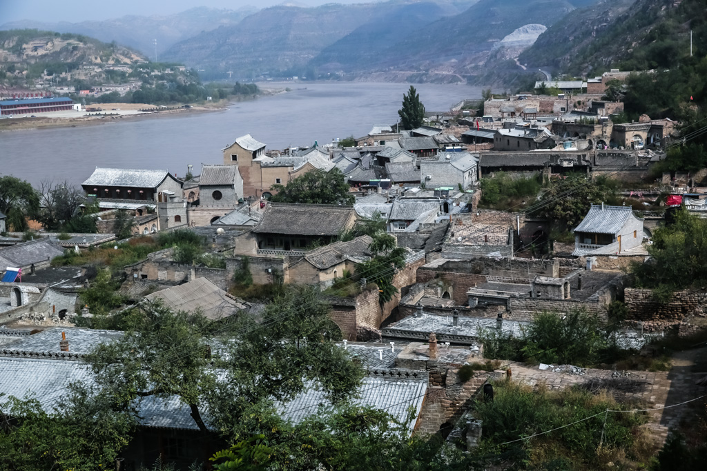 碛口古镇位于吕梁山黄河水畔,古镇街道,店铺是清代山区传统建筑