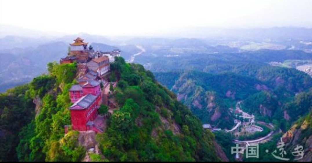 彤峦夹清流,有鸾凤,常鸣石勒.苔侵幽径,静逸化烟云.