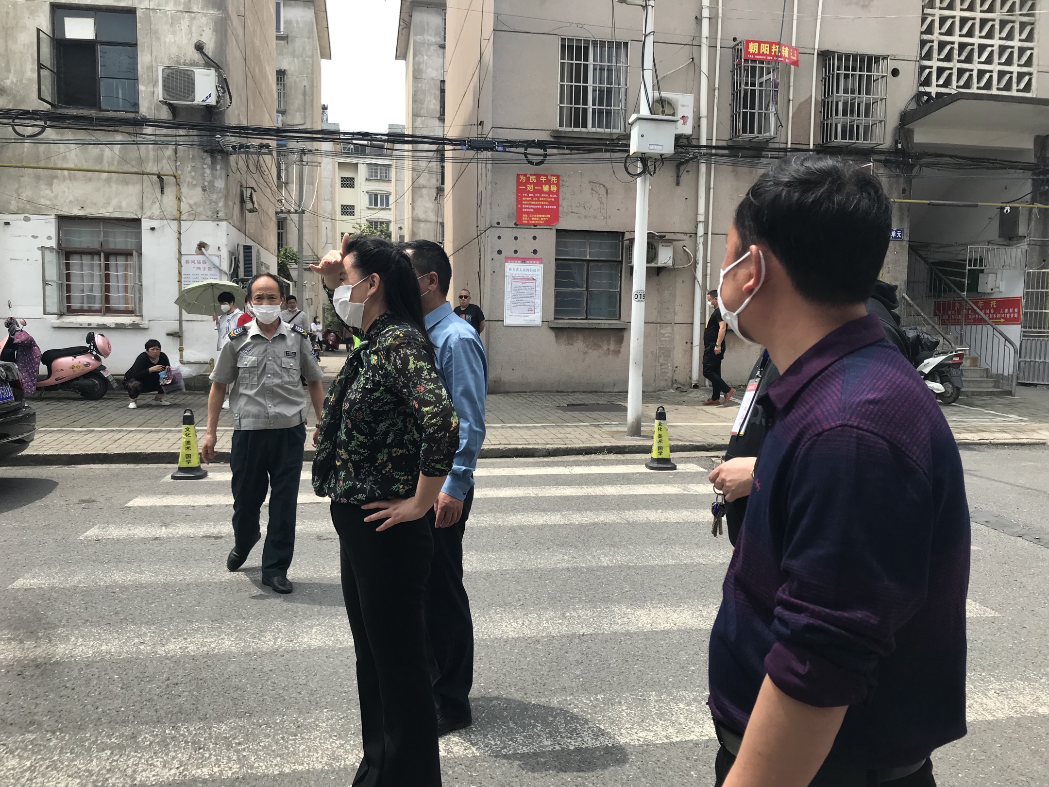 中午放学时分,宣州区常务副区长洪琳和宣州区教体局党委书记