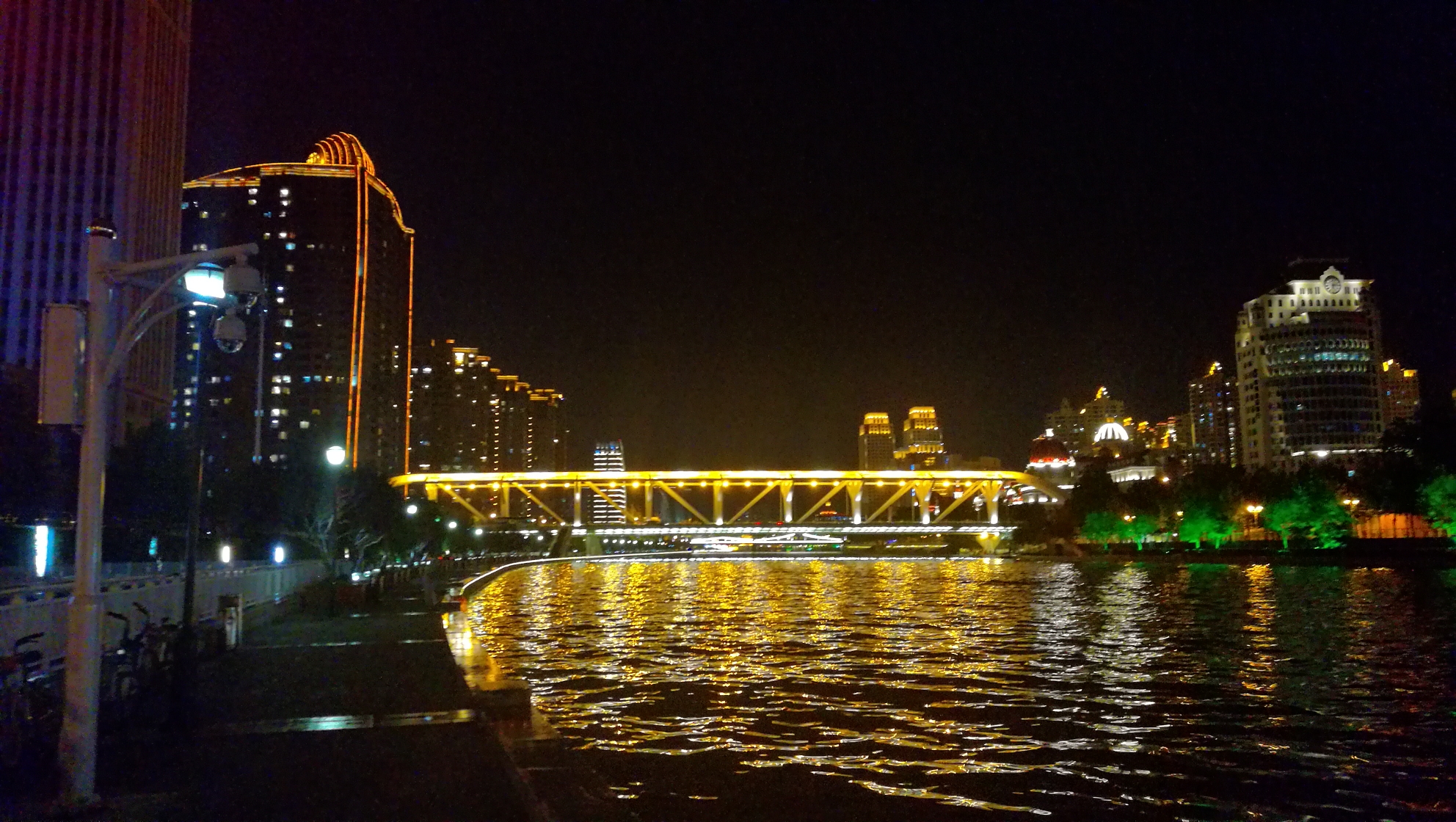 海河之畔天津的夏季夜晚