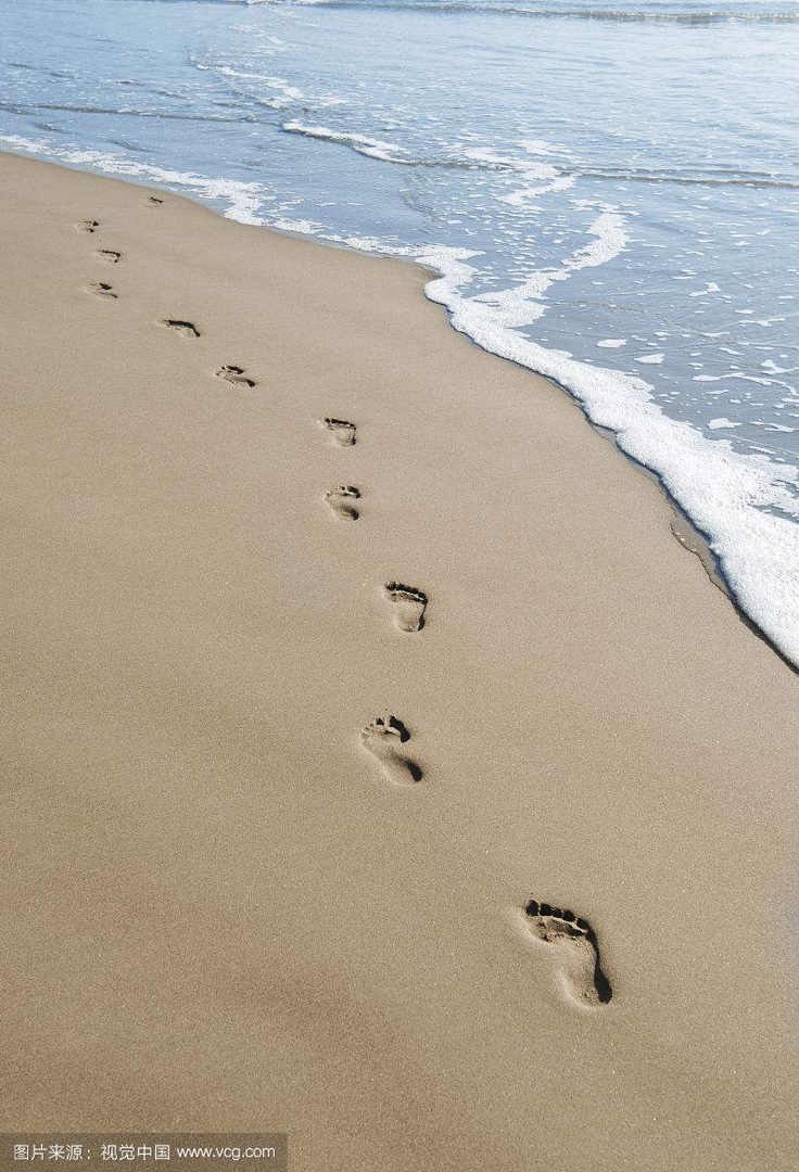 沙滩上的脚印 原创 图片来源网络