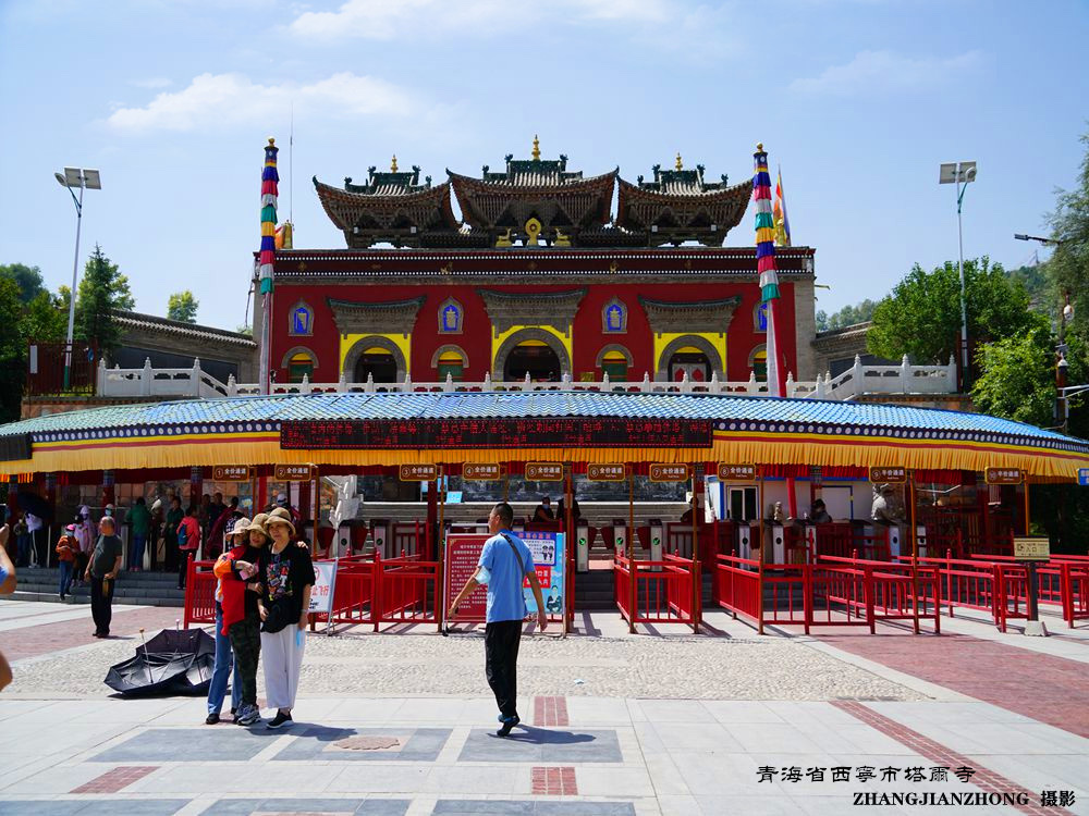 塔尔寺又名塔儿寺,地处青海省省会西宁市湟中区城区,创建于明洪武十二