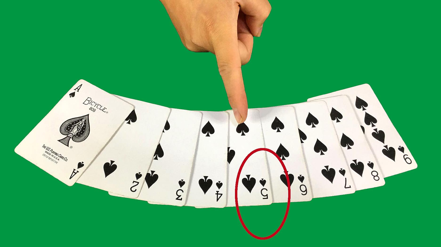 用扑克牌表演魔术