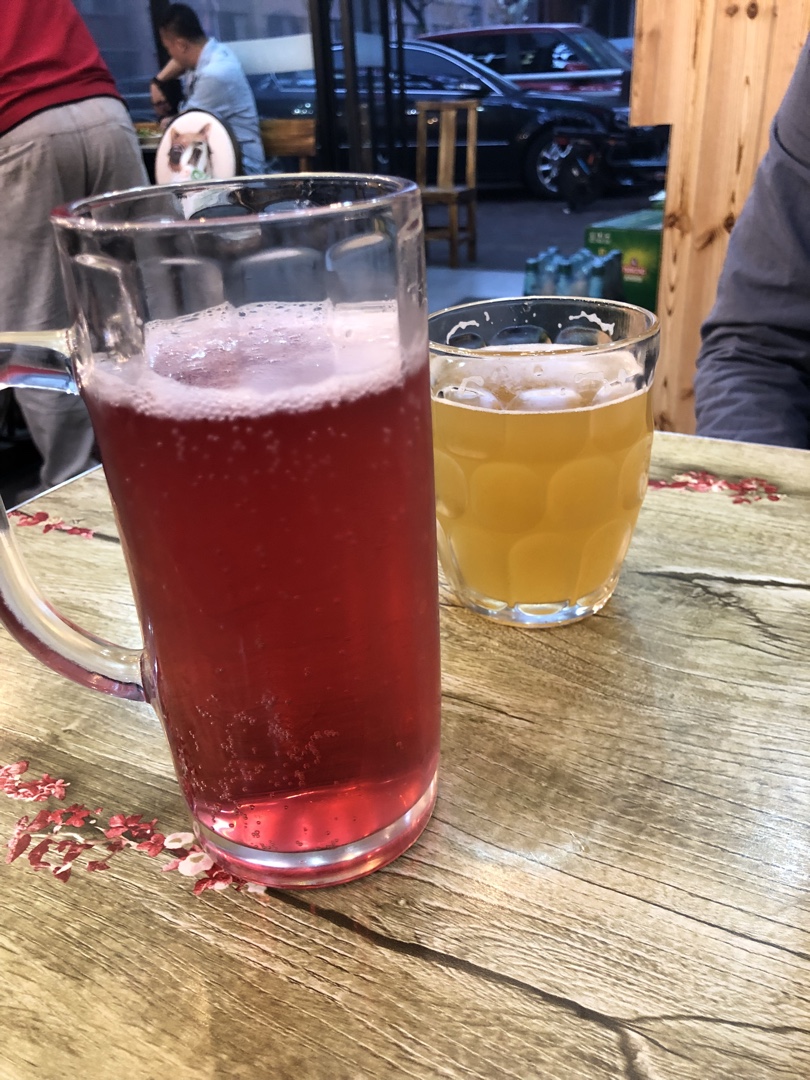 青岛原浆啤酒口感超醇,棒极了～ 红色的这杯是当地的蓝莓果啤,味道也