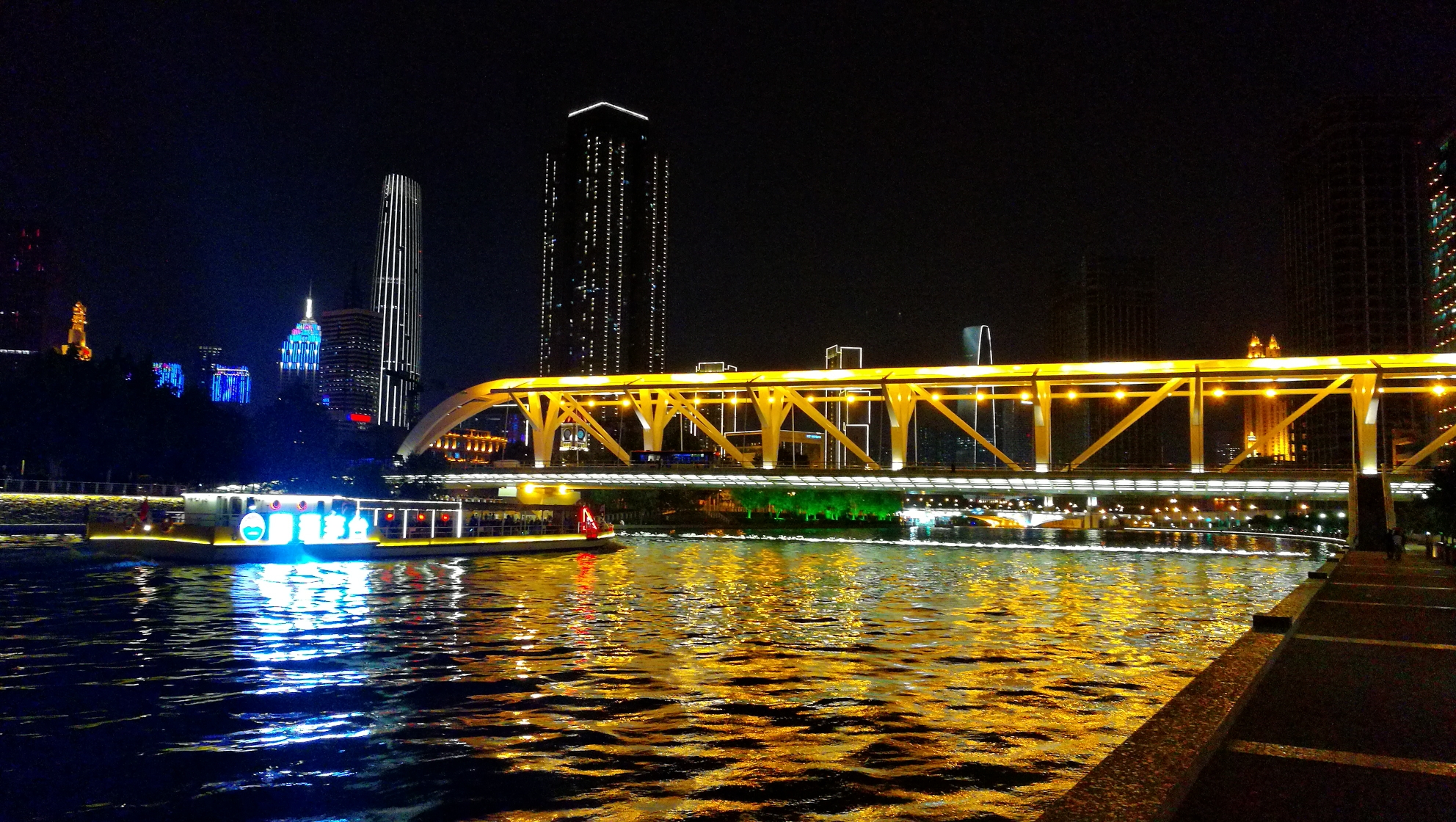 海河之畔天津的夏季夜晚