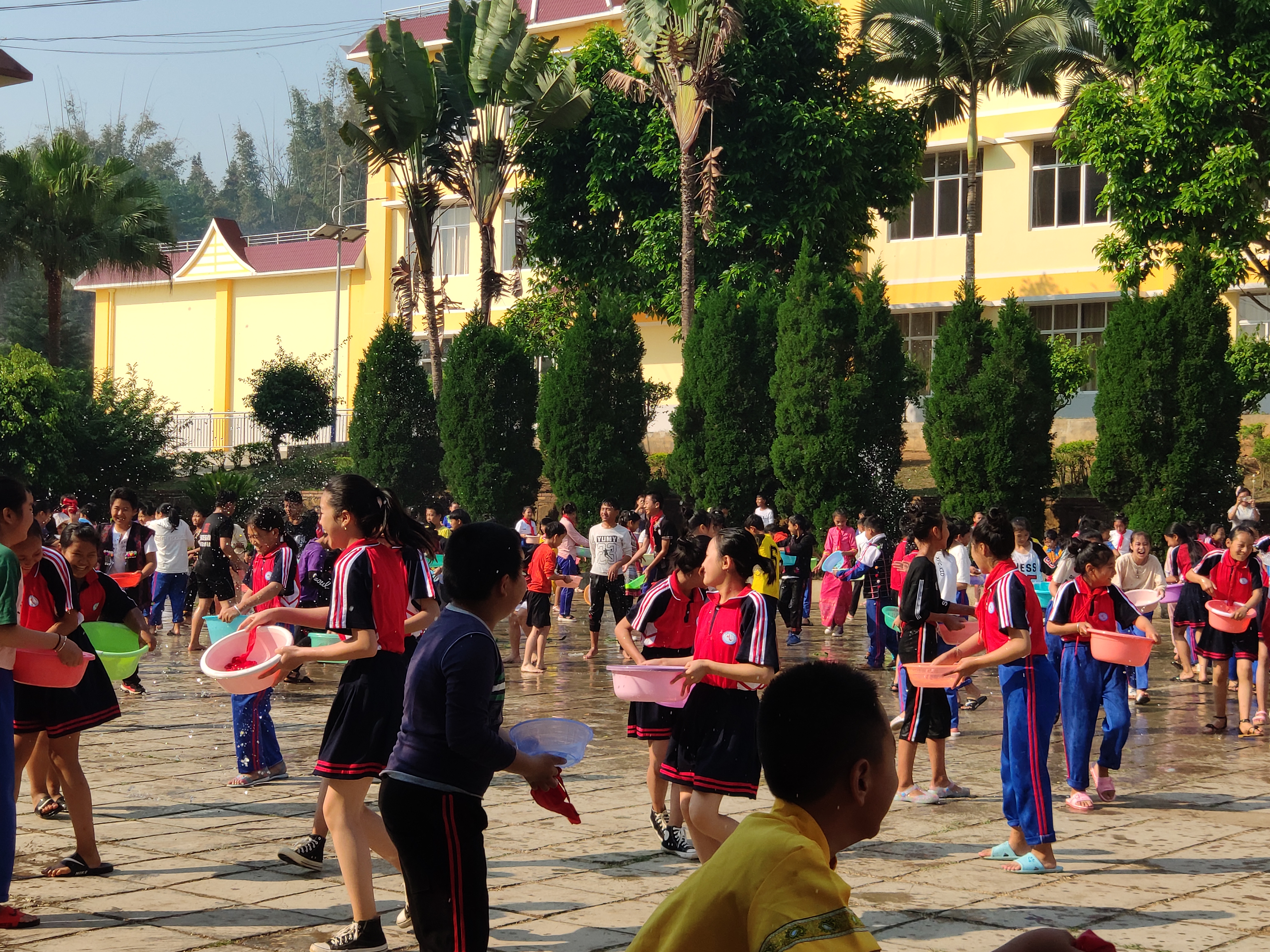 "泼起吉祥水,舞动七彩伞"勐海县民族小学庆祝傣历新年活动