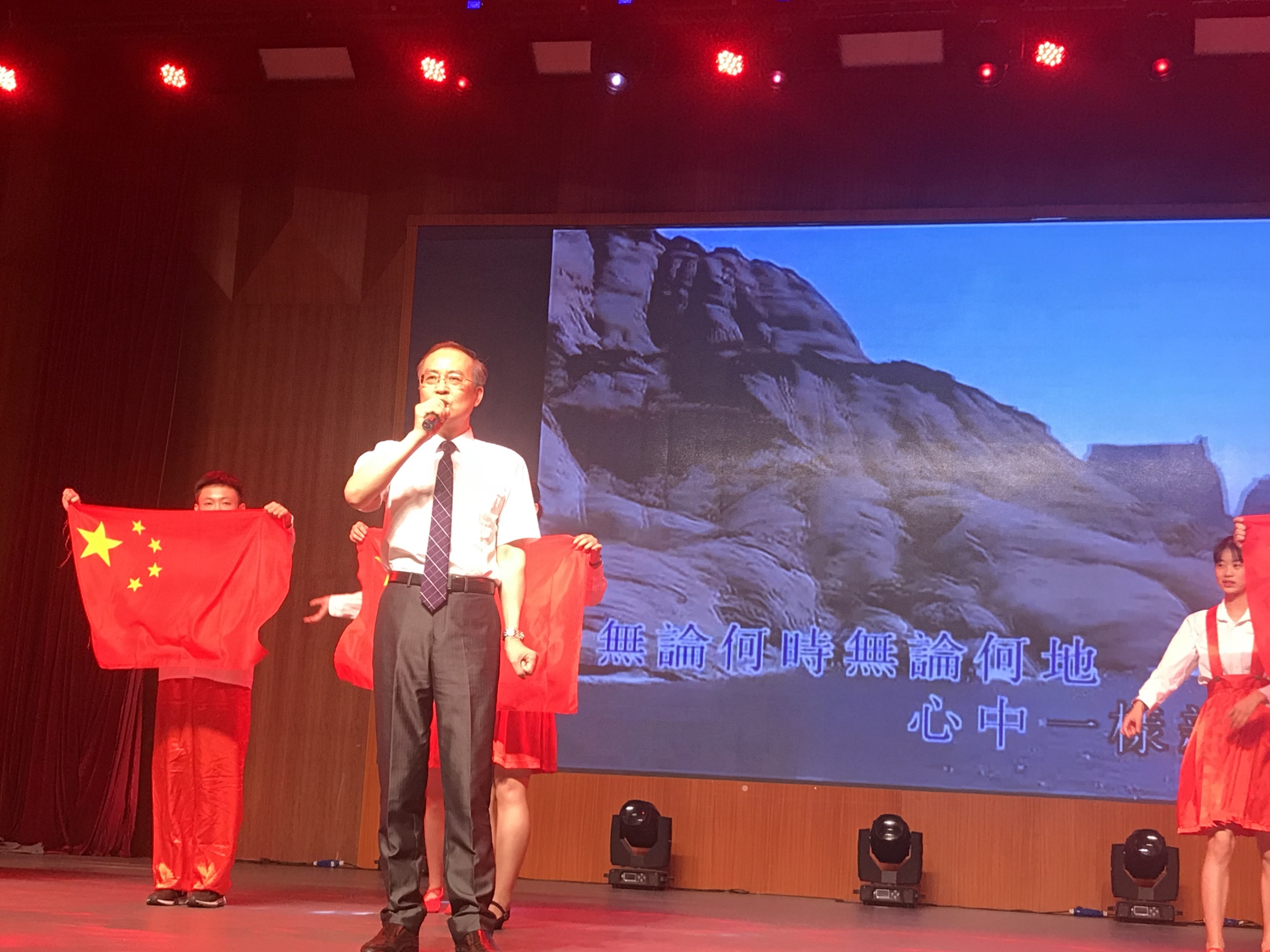 黄家骏书记演唱歌曲《我的中国心 意不意外,书记的歌唱的这么好!