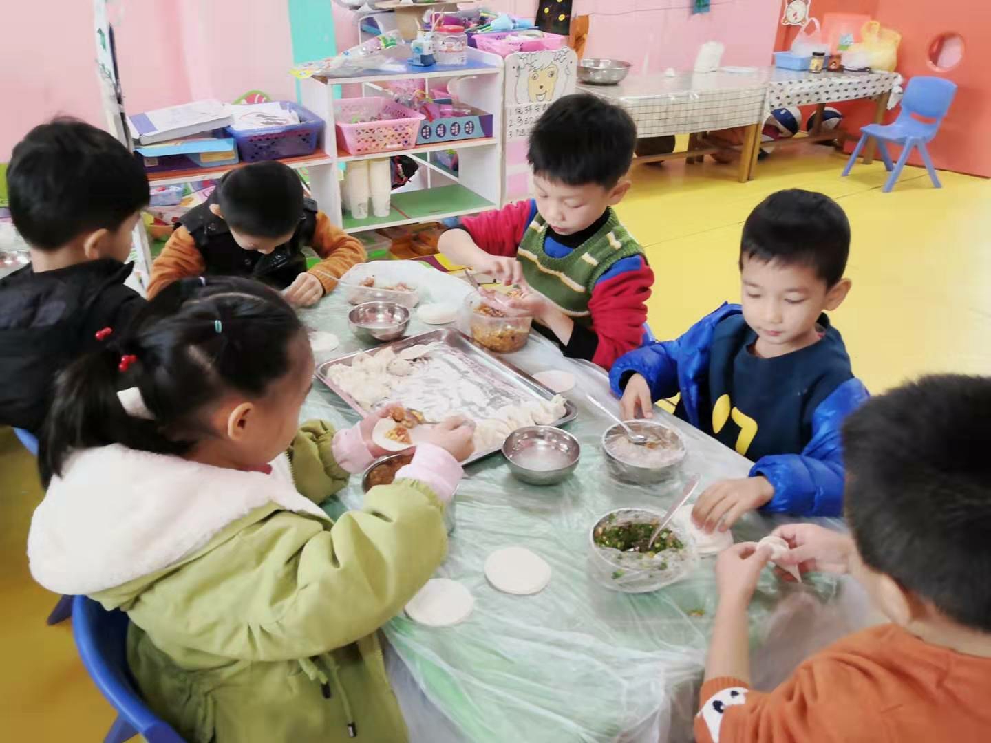 贝乐优幼儿园学前班冬至包饺子活动